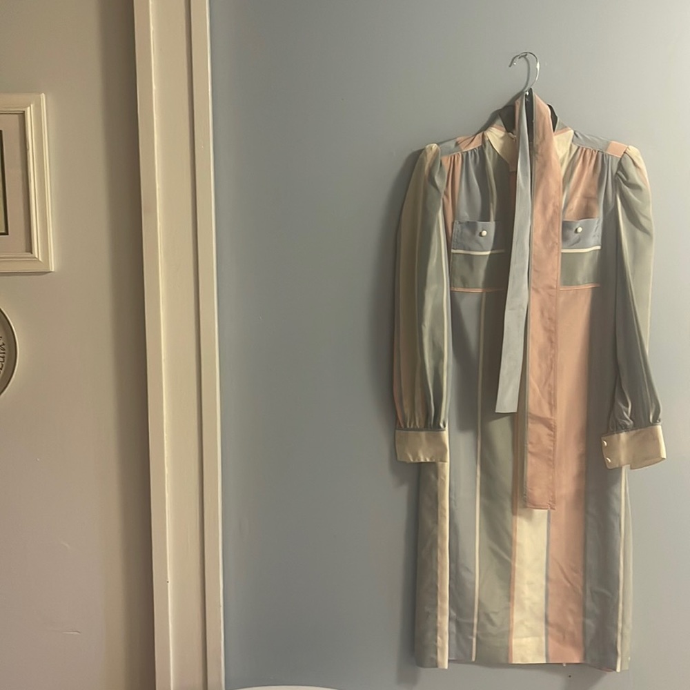 Gorgeous vintage Leslie Faye shirt dress. Blue and pink.
